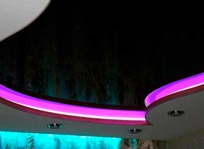 Двухуровневый натяжной потолок с подсветкой