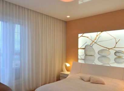 натяжной потолок в спальню